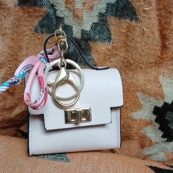 Pink Purse Shaped Keychain/Bag Charm With Its Own Bag Tie - Picture 4 of 5